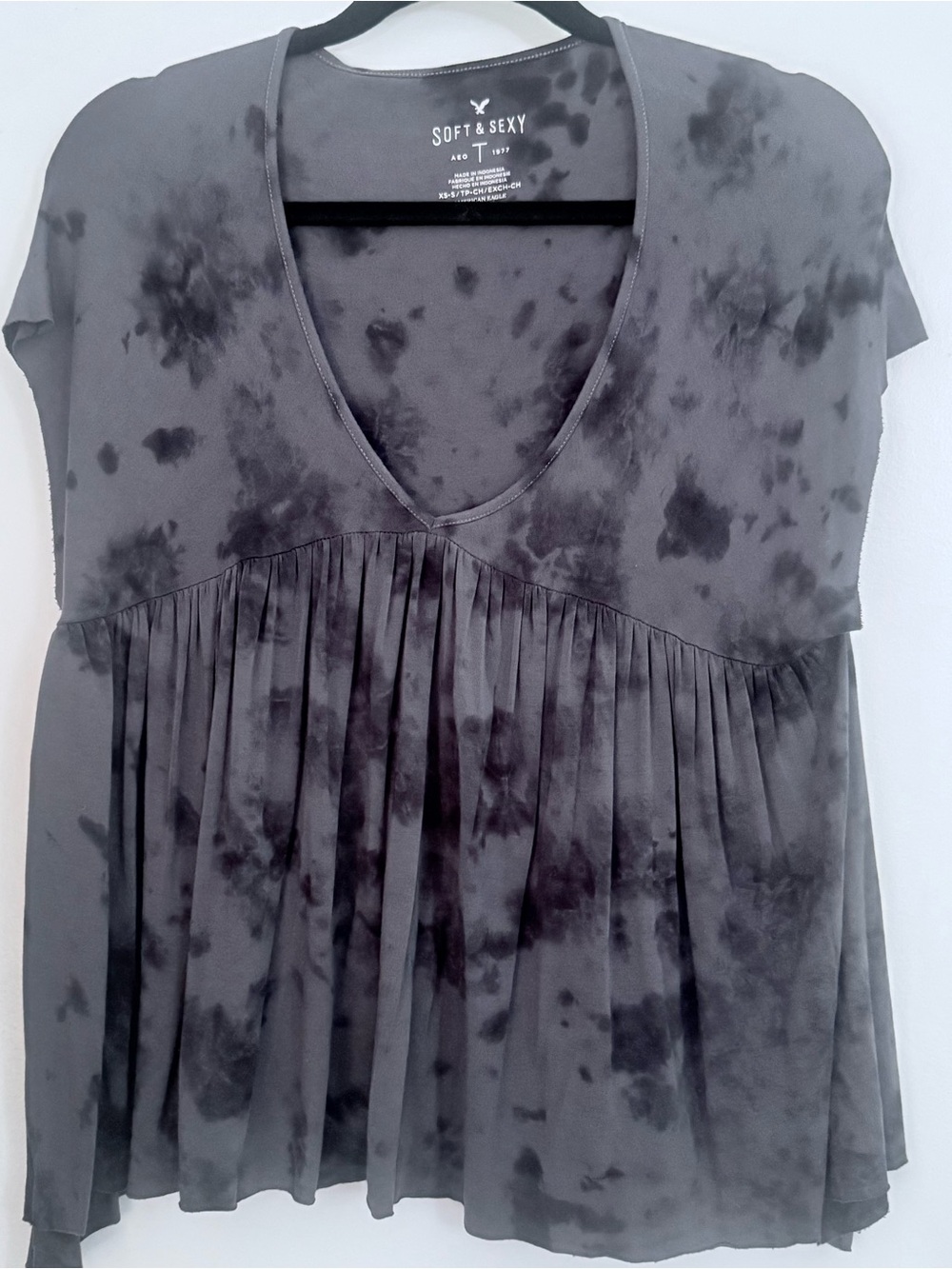 AMERICAN EAGLE OUTFITTERS GRAY/BLACK TIE-DYE TOP—MINT CONDITION!!!